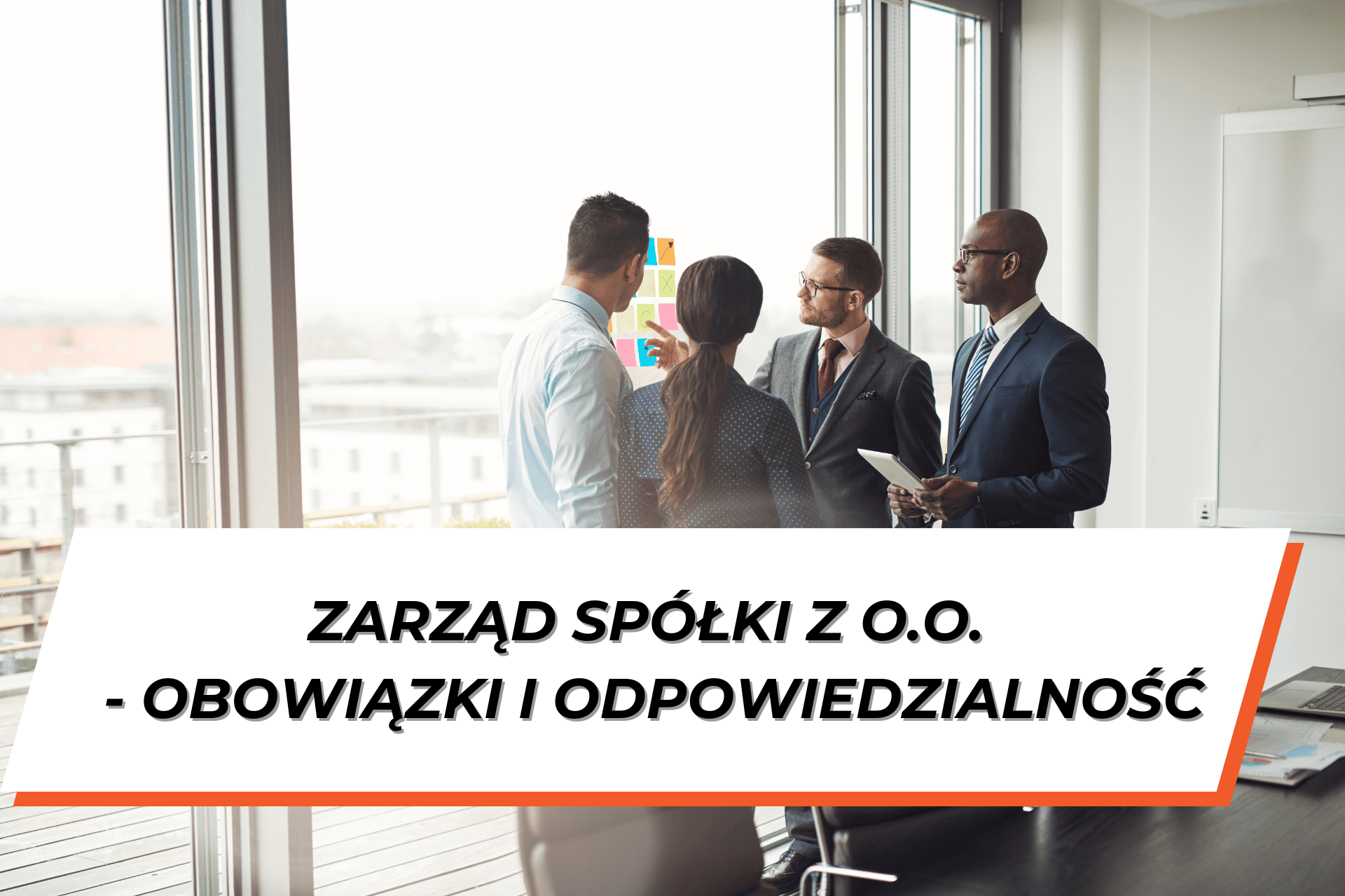 Czworo ludzi (kobiet i mężczyzn) stojących w grupie przy dużym oknie i rozmawiających. Na dole grafiki napis Zarząd spółki z o.o. - obowiązki i odpowiedzialność"