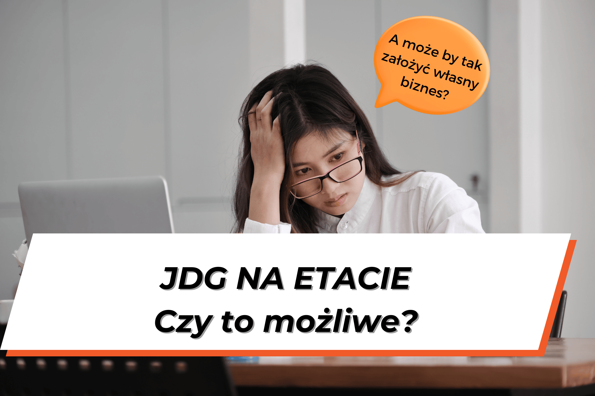 Zamyślona kobieta pracująca przy laptopie. Na dole grafiki napis: "JDG na etacie czy to możliwe?"