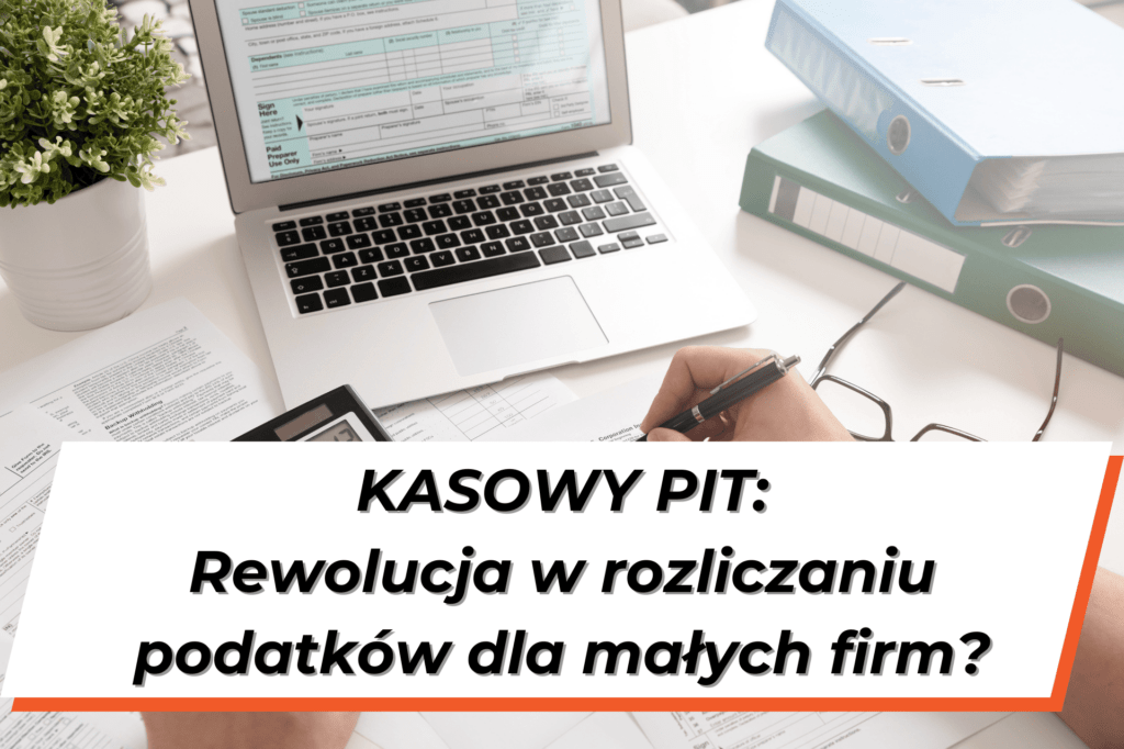 Biurko z widocznym laptopem kalkulatorem i dłonią trzymającą w ręku długopis. Na dole grafiki napis "Kasowy PIT: Rewolucja w rozliczaniu podatków dla małych firm?"