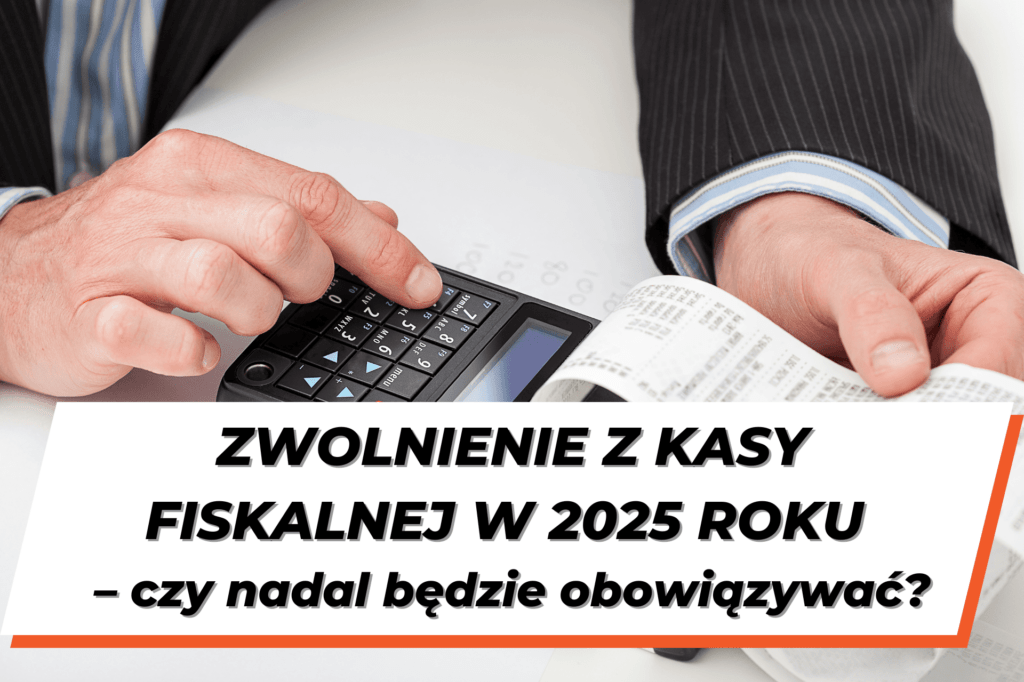 Widoczne na obrazku dłonie mężczyzny w garniturze, który drukuje paragon na małej kasie fiskalnej. Poniżej grafiki napis na białym tle "Zwolnienie z kasy fiskalnej w 2025 roku – czy nadal będzie obowiązywać?"