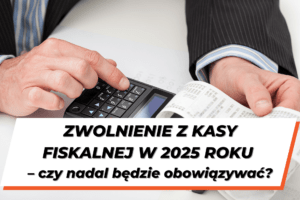 Widoczne na obrazku dłonie mężczyzny w garniturze, który drukuje paragon na małej kasie fiskalnej. Poniżej grafiki napis na białym tle "Zwolnienie z kasy fiskalnej w 2025 roku – czy nadal będzie obowiązywać?"