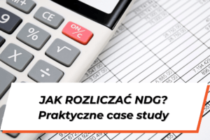 Widoczny fragment kalkulatora leżącego na kartce papieru z wydrukowanymi tabelkami z liczbami. Na dole grafiki napis na białym tle "Jak rozliczać NDG? Praktyczne case study"