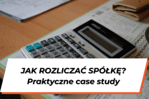 Widoczny na biurku kalkulator oraz jakieś dokumenty. Na dole grafiki napis na białym tle: "Jak rozliczać spółkę? Praktyczne case study"