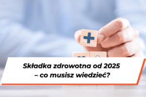 Męska dłoń ustawiająca w piramidę sześcienne klocki z grafikami związanymi z opieką zdrowotną. Poniżej, na białym tla napis "Składka zdrowotna od 2025 – co musisz wiedzieć?"