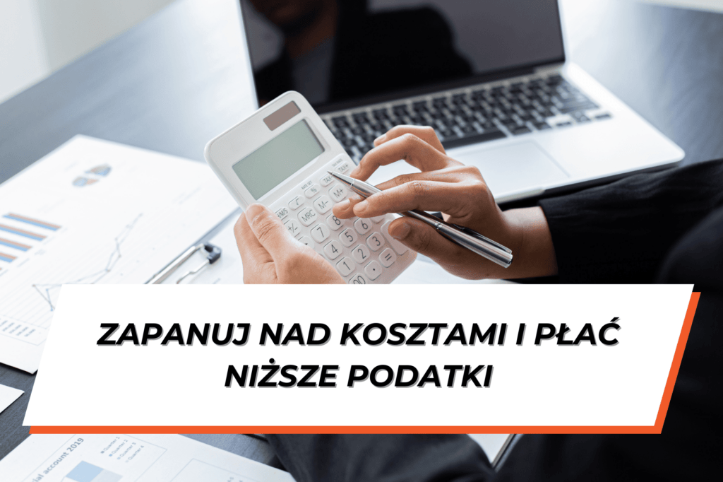 Widoczne doznie osoby która trzyma w ręku kalkulator i długopis. W tle widoczny laptop i dokumenty na biurku. Na dole na białym tle napis "Zapanuj nad kosztami i płać niższe podatki"