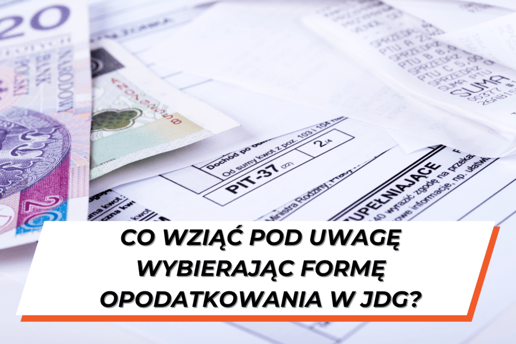 Widoczny fragment banknotu 20zł i jeszcze jednego, leżące na formularzach PIT -37rozłożonych na biurku, a na nich leżą również paragony. Na dole grafiki napis na białym tle "Co wziąć pod uwagę wybierając formę opodatkowania w JDG?"