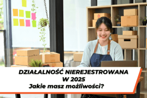 Kobieta siedzi za biurkiem i uśmiecha się do laptopa. W tle półki z kartonami. Na pierwszym planie biały prostokąt podbity pomarańczowym z tekstem: "DZIAŁALNOŚĆ NIEREJESTROWANA W 2025 Jakie masz możliwości?"