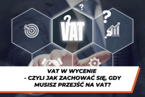 Grafika przedstawia dłoń w garniturze na tle cyfrowym, symbolizującą biznes. Nad dłonią znajduje się centralny heksagon z napisem "VAT" i znakiem zapytania. Wokół niego rozmieszczone są inne heksagony z ikonami: tarczy z strzałą (cel), dłoni podających sobie ręce (partnerstwo), koła zębatego (proces), wykresu wzrostu (progres) oraz znaków zapytania. Pod grafiką znajduje się tekst: "VAT W WYCENIE - CZYLI JAK ZACHOWAĆ SIĘ, GDY MUSISZ PRZEJŚĆ NA VAT?".