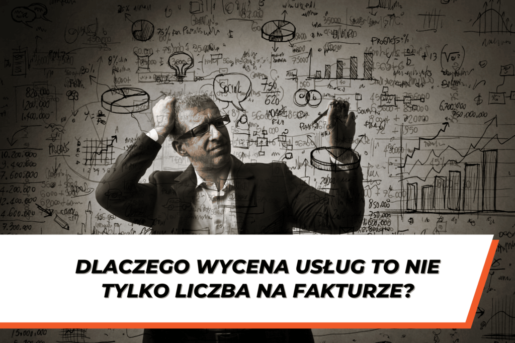 Zdezorientowany mężczyzna w garniturze stoi na tle ściany z chaotycznymi wykresami, cyframi i schematami, trzymając się za głowę w geście frustracji. Na dole grafiki widnieje biały pasek z czarnym napisem: 'Dlaczego wycena usług to nie tylko liczba na fakturze?' z pomarańczowym akcentem graficznym po prawej stronie.