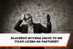 Zdezorientowany mężczyzna w garniturze stoi na tle ściany z chaotycznymi wykresami, cyframi i schematami, trzymając się za głowę w geście frustracji. Na dole grafiki widnieje biały pasek z czarnym napisem: 'Dlaczego wycena usług to nie tylko liczba na fakturze?' z pomarańczowym akcentem graficznym po prawej stronie.