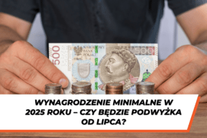 Mężczyzna trzymający banknot 500 złotych, przed którym ułożone są stosy monet o różnej wysokości. Na dole grafiki znajduje się napis: 'Wynagrodzenie minimalne w 2025 roku – czy będzie podwyżka od lipca?