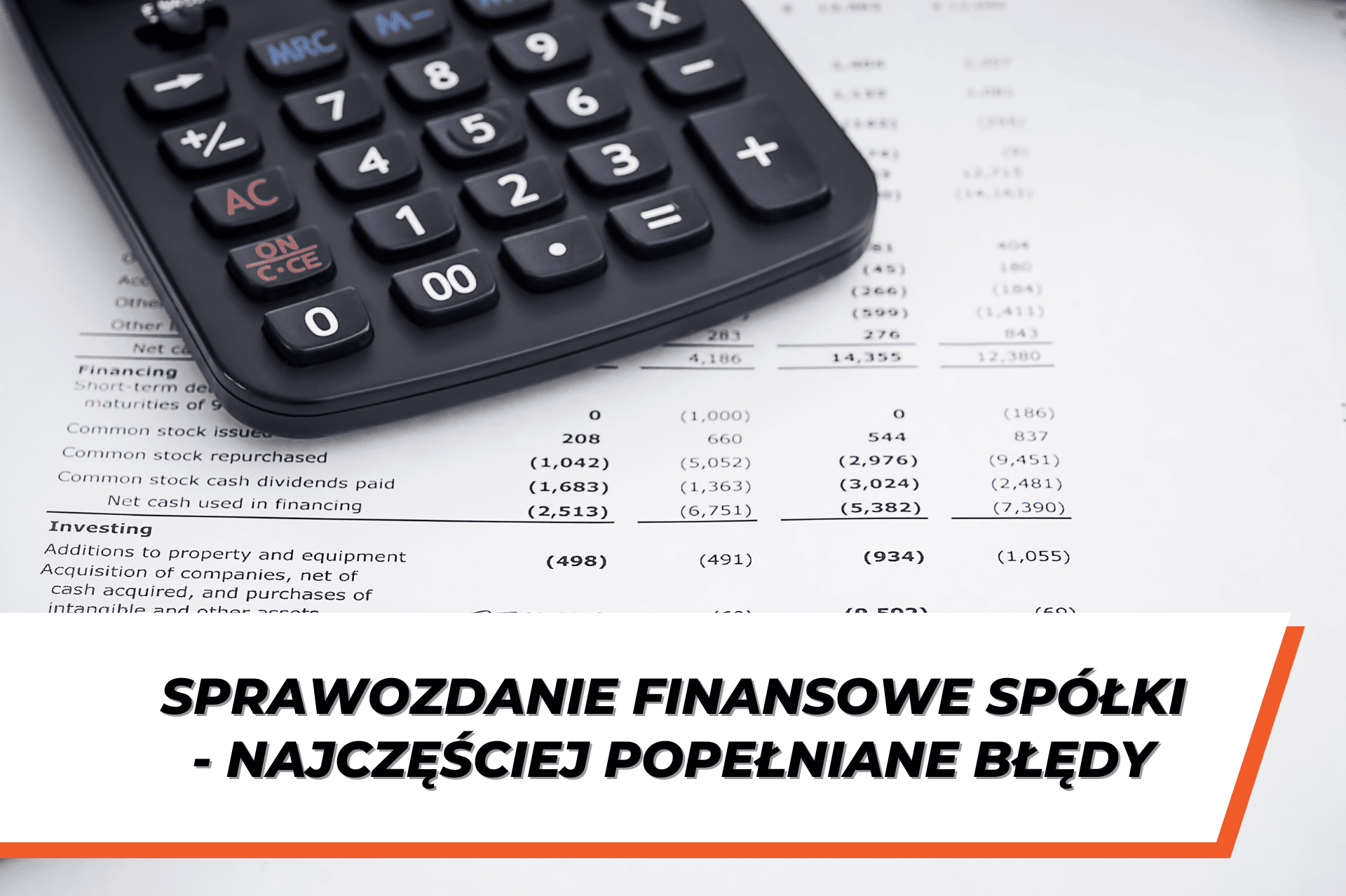 Czarno-biały kalkulator leżący na papierze z danymi finansowymi, obok nagłówka tekstu "SPRAWOZDANIE FINANSOWE SPÓŁKI - NAJCZĘŚCIEJ POPEŁNIANE BŁĘDY".
