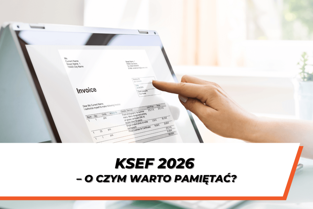 Osoba wskazuje na ekran laptopa z wyświetloną fakturą elektroniczną. Na dole znajduje się napis: KSeF 2026 – o czym warto pamiętać?