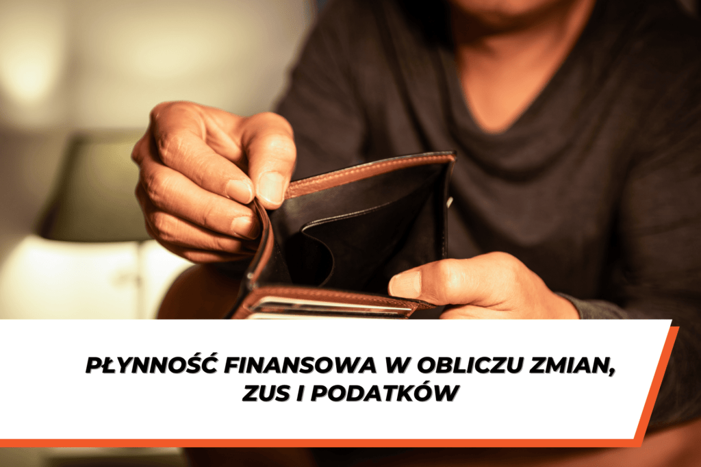 Mężczyzna w czarnej koszuli zagląda do pustego portfela. Na dole widnieje napis "Płynność finansowa w obliczu zmian, ZUS i podatków"