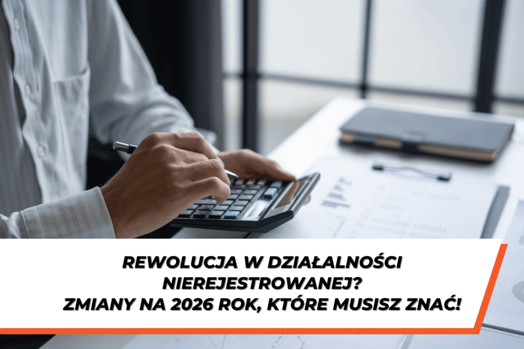 Osoba w białej koszuli korzysta z kalkulatora przy biurku, obok znajdują się dokumenty i notatnik. Na dole obrazka widnieje napis: ‘Rewolucja w działalności nierejestrowanej? Zmiany na 2026 rok, które musisz znać!’