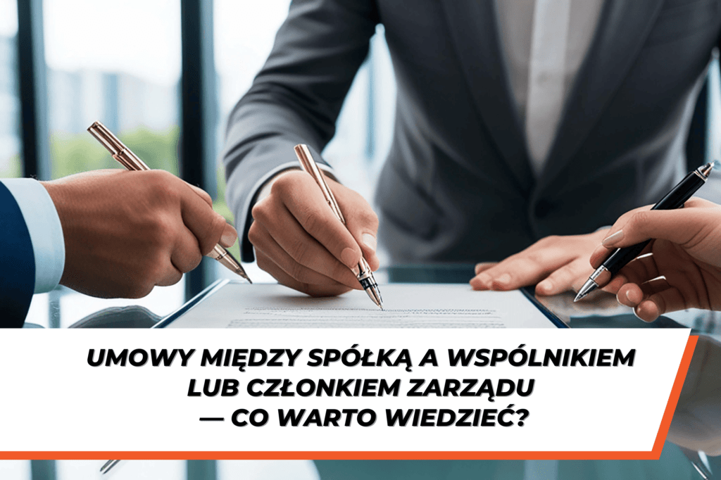 rzy osoby w garniturach podpisują dokument na stole konferencyjnym. Każda z nich trzyma długopis. Na dole widoczny jest biały pasek z czarnym napisem: „Umowy między spółką a wspólnikiem lub członkiem zarządu — co warto wiedzieć?”.