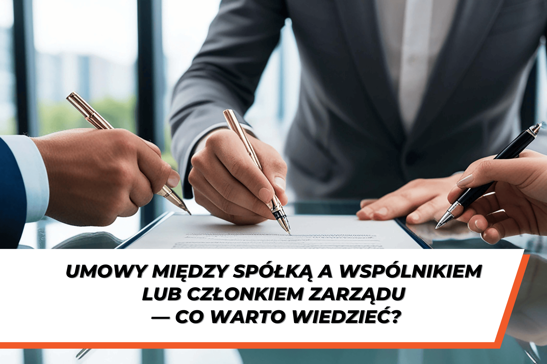 rzy osoby w garniturach podpisują dokument na stole konferencyjnym. Każda z nich trzyma długopis. Na dole widoczny jest biały pasek z czarnym napisem: „Umowy między spółką a wspólnikiem lub członkiem zarządu — co warto wiedzieć?”.