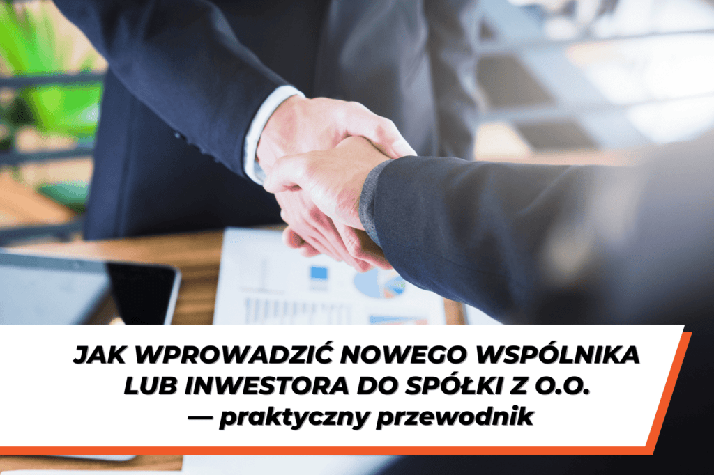 Dwóch mężczyzn w garniturach podaje sobie rękę nad biurkiem z dokumentami finansowymi. Na dole grafiki widnieje napis: ‘Jak wprowadzić nowego wspólnika lub inwestora do spółki z o.o. — praktyczny przewodnik’.
