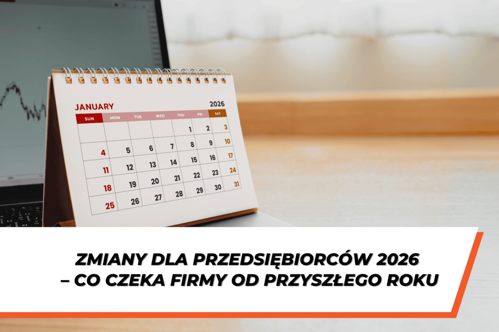 Na zdjęciu widoczny jest papierowy kalendarz biurkowy ustawiony na styczeń 2026 roku. Kalendarz stoi na biurku obok otwartego laptopa z wykresem na ekranie. W dolnej części grafiki znajduje się napis: „Zmiany dla przedsiębiorców 2026 – co czeka firmy od przyszłego roku”.