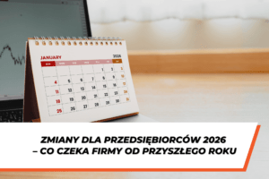Na zdjęciu widoczny jest papierowy kalendarz biurkowy ustawiony na styczeń 2026 roku. Kalendarz stoi na biurku obok otwartego laptopa z wykresem na ekranie. W dolnej części grafiki znajduje się napis: „Zmiany dla przedsiębiorców 2026 – co czeka firmy od przyszłego roku”.