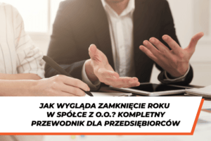 Dwóch profesjonalnie ubranych biznesmenów (mężczyzna i kobieta) siedzi przy biurku podczas spotkania. Mężczyzna, ubrany w garnitur, ma dłonie w geście otwartej dyskusji lub wyjaśniania, skierowane w stronę kobiety, która pisze notatki długopisem. Na biurku leży tablet. Na dole grafiki na białym tle napis "Jak wygląda zamknięcie roku w spółce z o.o.? Kompletny przewodnik dla przedsiębiorców"