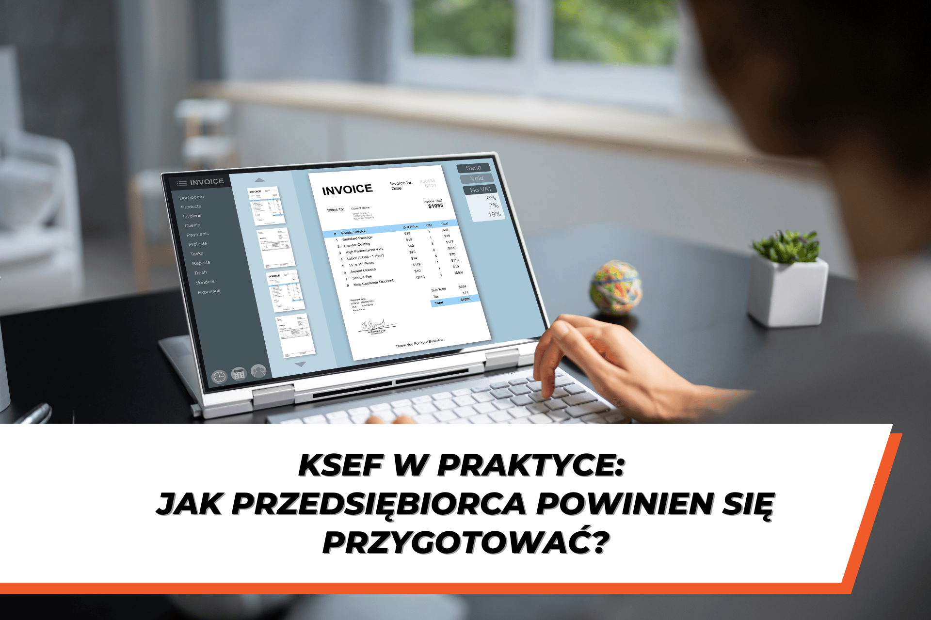 Przedsiębiorca pracujący przy laptopie z widokiem faktury elektronicznej. Na dole grafiki napis na białym tle: "KSeF w praktyce: jak przedsiębiorca powinien się przygotować?"