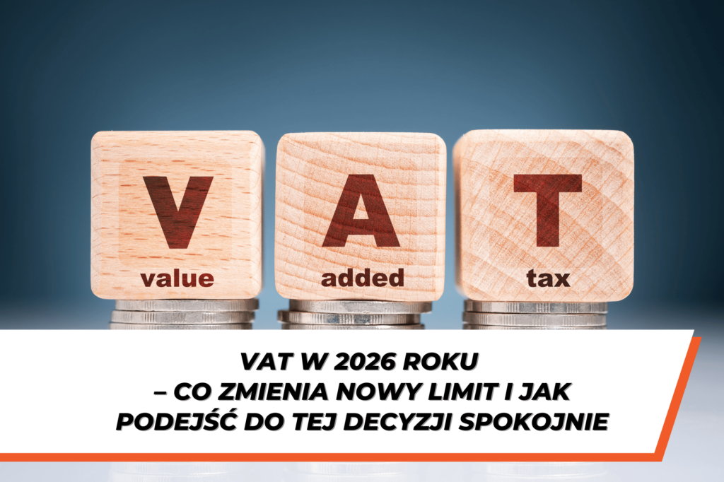 Grafika z trzema drewnianymi kostkami ustawionymi na monetach, z literami V, A i T oraz napisami „value”, „added”, „tax”. Poniżej widoczny napis: „VAT w 2026 roku – co zmienia nowy limit i jak podejść do tej decyzji spokojnie”.