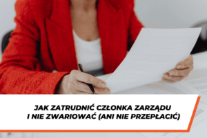 Kobieta w czerwonej marynarce analizująca dokumenty przy biurku. Na dole grafiki napis na białym tle "Jak zatrudnić członka zarządu i nie zwariować (ani nie przepłacić)".