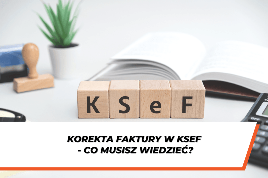 Drewniane klocki z napisem KSeF na biurku obok dokumentów i kalkulatora. Na dole grafiki napis na białym tle "Korekta faktury w KSEF - co musisz wiedzieć?"