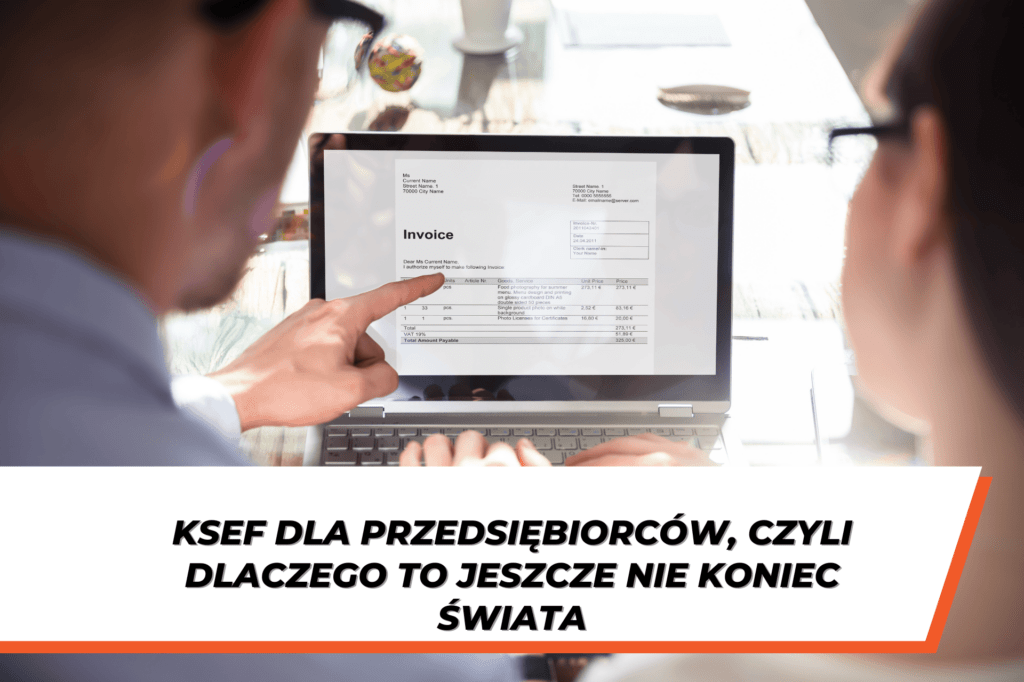 Przedsiębiorca siedzący przy biurku z laptopem i dokumentami, wskazujący na monitor palcem. Na dole grafiki na białym tle napis "KSeF dla przedsiębiorców, czyli dlaczego to jeszcze nie koniec świata"