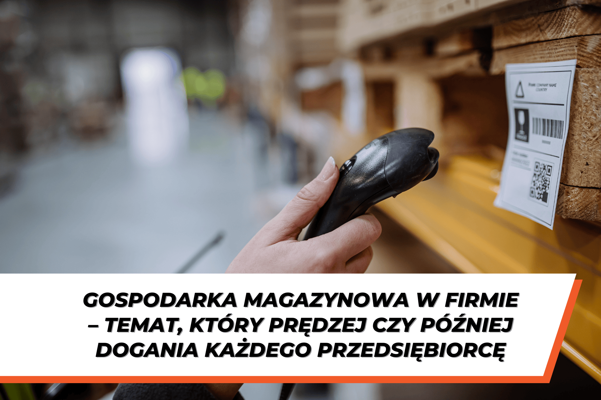 Pracownik skanujący kod kreskowy na etykiecie w magazynie; Na dole grafiki napis na białym tle: „Gospodarka magazynowa w firmie – temat, który prędzej czy później dogania każdego przedsiębiorcę”