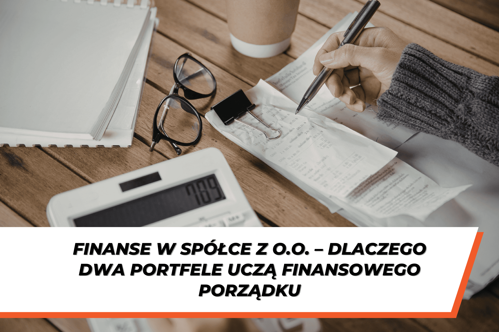 Dokumenty finansowe, kalkulator i ręka zapisująca wydatki na rachunku; grafika z tytułem „Finanse w spółce z o.o. – dlaczego dwa portfele uczą finansowego porządku”, pokazująca zarządzanie pieniędzmi w firmie.