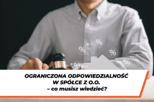 Mężczyzna w koszuli siedzący przy stole, trzymający młotek sędziowski. Nad miniaturą białego domu unoszą się ikony procentów (%). Poniżej znajduje się baner z napisem: OGRANICZONA ODPOWIEDZIALNOŚĆ W SPÓŁCE Z O.O. – co musisz wiedzieć?.