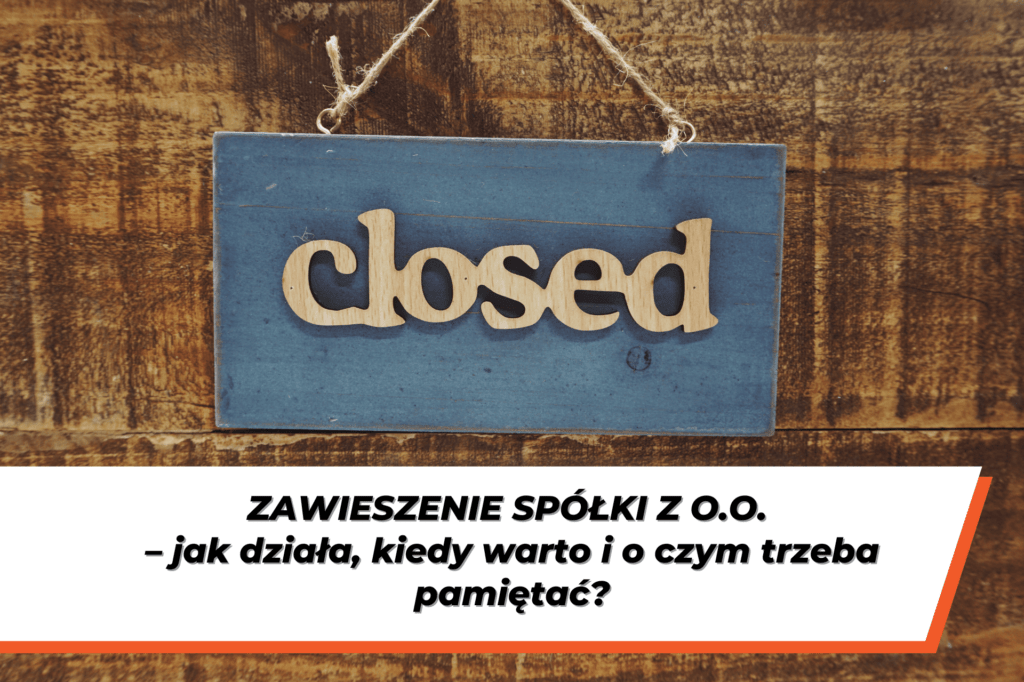 Drewniana tabliczka z napisem „closed” zawieszona na drzwiach – grafika ilustrująca zawieszenie spółki i przerwę w prowadzeniu działalności.