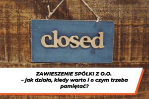 Drewniana tabliczka z napisem „closed” zawieszona na drzwiach – grafika ilustrująca zawieszenie spółki i przerwę w prowadzeniu działalności.