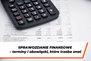 Grafika przedstawiająca kalkulator leżący na dokumentach finansowych oraz napis „Sprawozdanie finansowe – terminy i obowiązki, które trzeba znać”.