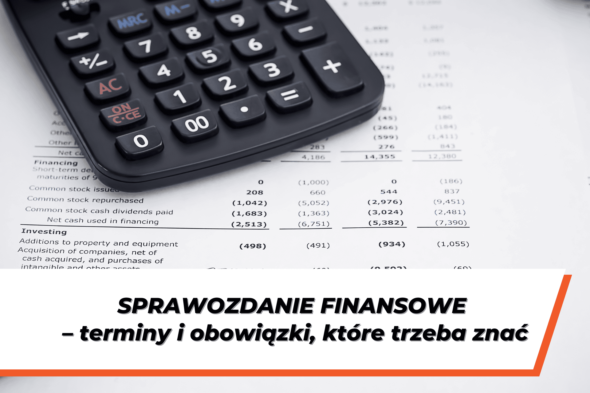 Grafika przedstawiająca kalkulator leżący na dokumentach finansowych oraz napis „Sprawozdanie finansowe – terminy i obowiązki, które trzeba znać”.