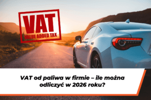 Samochód osobowy na drodze oraz symbol VAT na grafice ilustrującej temat VAT od paliwa w firmie i zasad odliczenia podatku VAT od paliwa w 2026 roku.