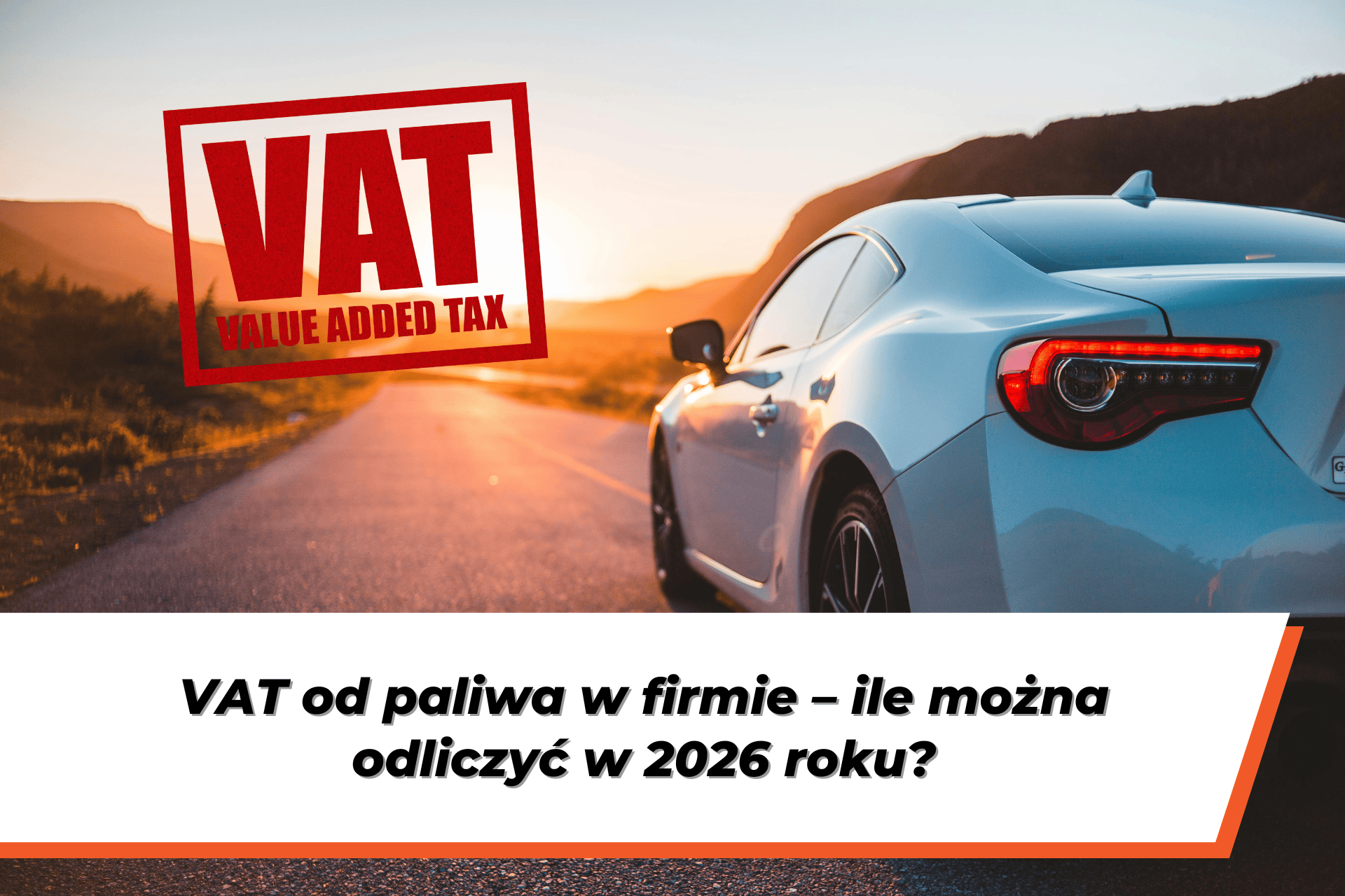 Samochód osobowy na drodze oraz symbol VAT na grafice ilustrującej temat VAT od paliwa w firmie i zasad odliczenia podatku VAT od paliwa w 2026 roku.