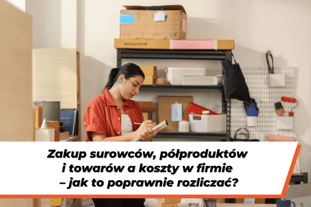 Pracownica sprawdza stany magazynowe i prowadzi ewidencję produktów na zapleczu magazynu. Grafika ilustruje temat kosztów w firmie związanych z zakupem surowców, półproduktów i towarów oraz ich prawidłowym rozliczaniem.