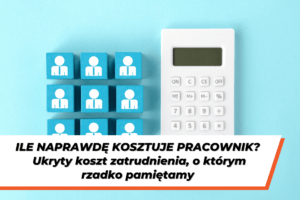 Kalkulator i symbole pracowników na niebieskich kostkach obrazują koszt zatrudnienia pracownika oraz wydatki, jakie ponosi pracodawca przy zatrudnianiu.