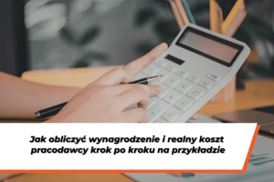 Osoba oblicza wynagrodzenie i koszt pracodawcy za pomocą kalkulatora. Grafika przedstawia, jak krok po kroku wyliczyć całkowity koszt zatrudnienia pracownika.
