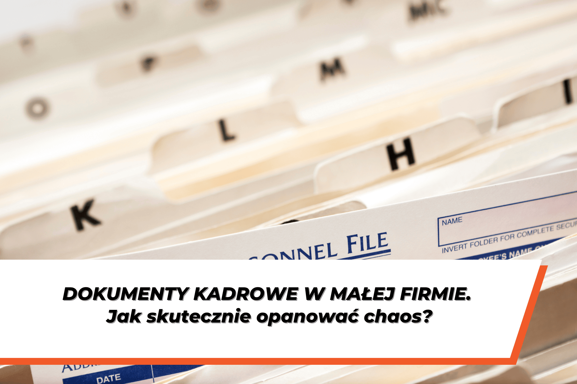 Biurowe teczki osobowe ułożone alfabetycznie w segregatorze. Na dole grafiki znajduje się napis: Dokumenty kadrowe w małej firmie. Jak skutecznie opanować chaos?