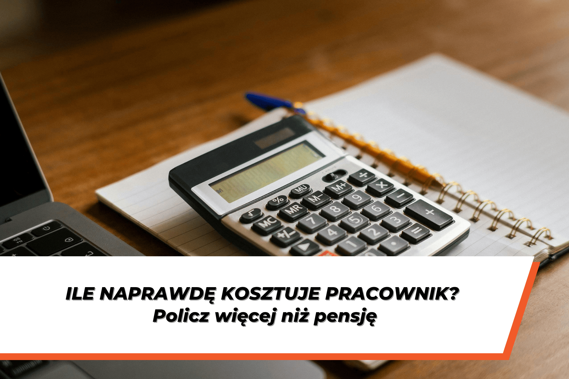 Kalkulator leżący na notatniku obok laptopa. Na grafice widoczny napis: „Ile naprawdę kosztuje pracownik? Policz więcej niż pensję”.