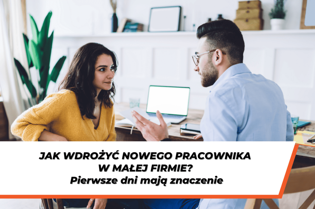Kobieta w żółtym swetrze rozmawia z mężczyzną w niebieskiej koszuli przy biurku z laptopem. Na grafice napis: „Jak wdrożyć nowego pracownika w małej firmie? Pierwsze dni mają znaczenie”.