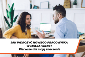 Kobieta w żółtym swetrze rozmawia z mężczyzną w niebieskiej koszuli przy biurku z laptopem. Na grafice napis: „Jak wdrożyć nowego pracownika w małej firmie? Pierwsze dni mają znaczenie”.